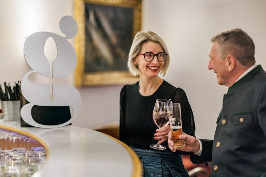Gastgeber Gabriele Machacek mit Hofrat Dr. Ernst Geiger, © Wiener Alpen/Kremsl Gastgeber Gabriele Machacek mit Hofrat Dr. Ernst Geiger, © Wiener Alpen/Kremsl