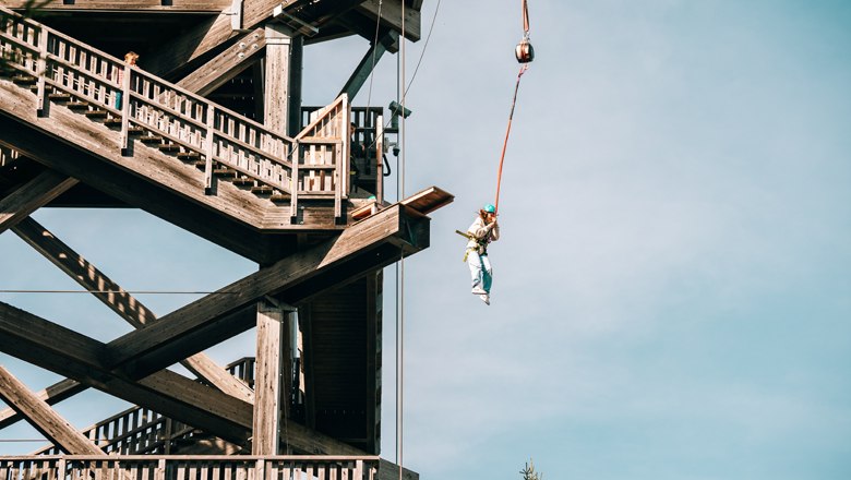 Im freien Fall von der 25m hohen Milleniumswarte , © Wiener Alpen/Semmering Hirschenkogel Im freien Fall von der 25m hohen Milleniumswarte , © Wiener Alpen/Semmering Hirschenkogel