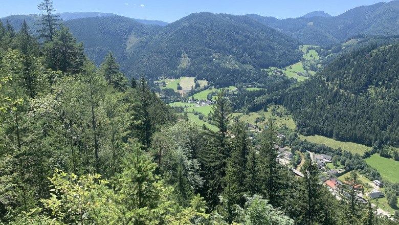 Naturpark Falkenstein, © Tourismusverband Semmering-Rax-Schneeberg Blick auf bewaldete Berge und ein Tal mit Wiesen und Häusern im Naturpark Falkenstein.