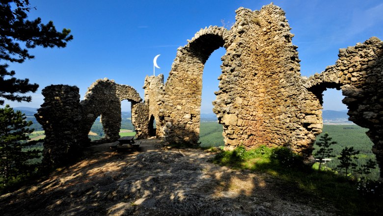 Türkensturz, © POV Ruinen der Burg Türkensturz mit blauem Himmel im Hintergrund.