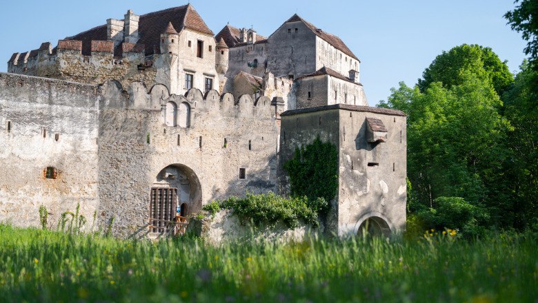 Seebenstein Castle, © Claudia Schlager Seebenstein Castle with a green meadow in the foreground and trees in the background.