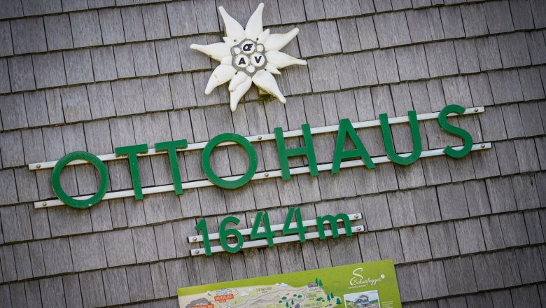 Ottohaus, © Roman Zach-Kiesling Schild des Ottohauses auf 1644 Metern Höhe mit Alpenvereinslogo und Karte.