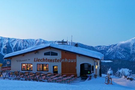 Liechtensteinhaus, © Wiener Alpen, Foto: Franz Zwickl Winterlandschaft mit Liechtensteinhaus und Seilbahn vor schneebedeckten Bergen.