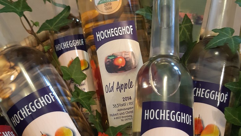 Produkte, © Eisinger Ein Korb mit verschiedenen Flaschen gefüllt mit Spirituosen