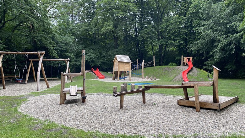Spielplatz Stadtpark, © Stadtgemeinde Neunkirchen Spielplatz im Stadtpark mit Schaukeln, Rutsche und Klettergerüst.