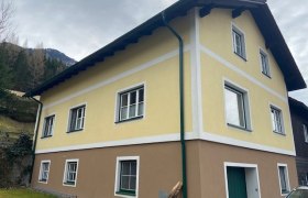 Hausansicht Privatzimmer Jansch, © Wiener Alpen Zweistöckiges gelb-braunes Haus mit weißen Fensterrahmen und grünem Fallrohr.