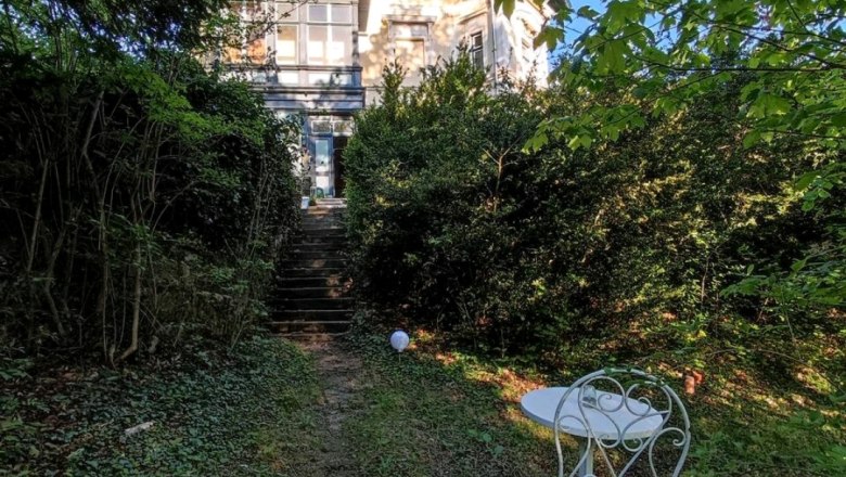 Villa Petterhof, © Villa Petterhof Ein altes Herrenhaus mit Garten und Gartenmöbeln im Vordergrund.