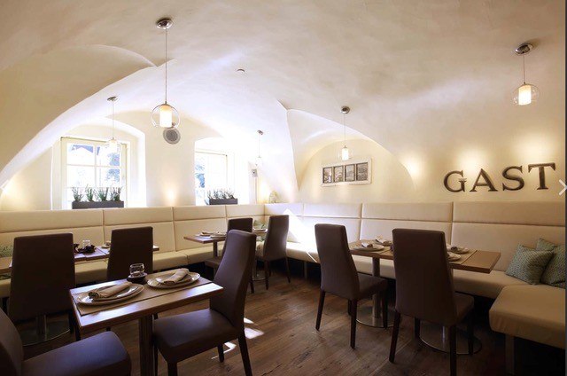 S Platzl dining room, © Schilowsky_NM_©redtenbacher Tables in the restaurant nestled in a vault