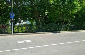 Camping Abstellplatz, © Stadt Wiener Neustadt/Michael Weller Ein Parkplatz für Wohnmobile mit einem Schild und einer Markierung auf dem Boden.