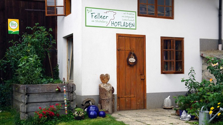 Farm store, © Jennifer Massatsch Farm store from the organic farm on Stickelberg with wooden door and plants.