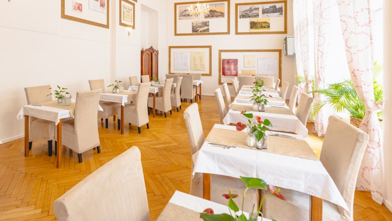 Hotel Zentral Frühstücksraum, © busyshutters/ Hotel Zentral Schwartz GmbH Heller Frühstücksraum mit gedeckten Tischen und Pflanzen.