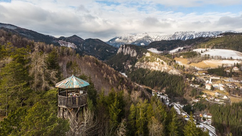 Double rider lookout, © Wiener Alpen - Fueloep Observation tower in the forest with mountain landscape in the background.