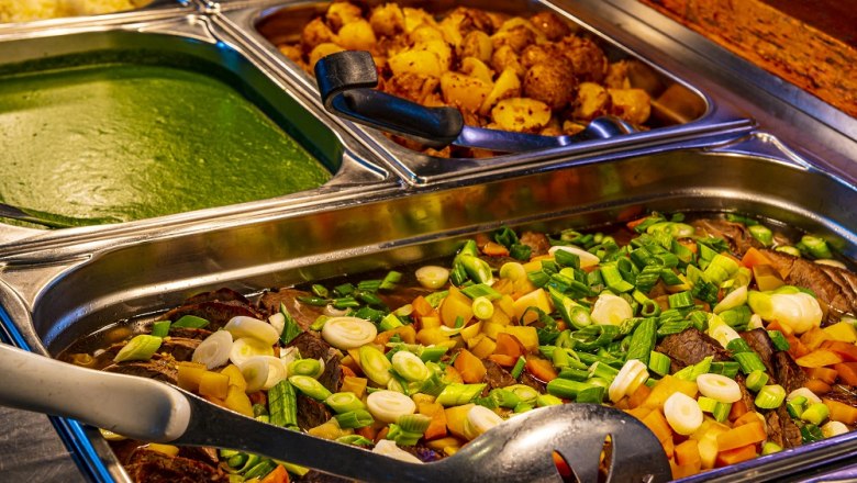 Das Buffet, © Diamond Aircraft Buffet mit verschiedenen Speisen in Edelstahlbehältern.