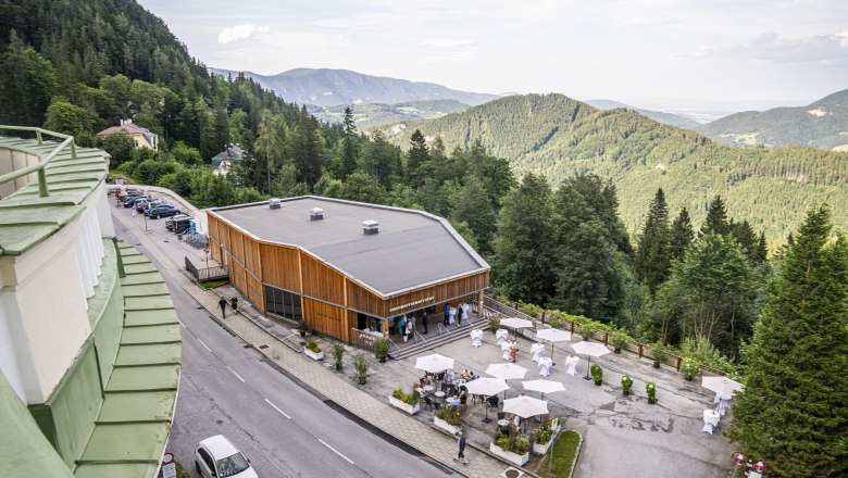 Kultursommer Semmering Kulturpavillon, © (c)wieneralpen_herbst Drohnenansicht einer Kulturstätte aus Holz