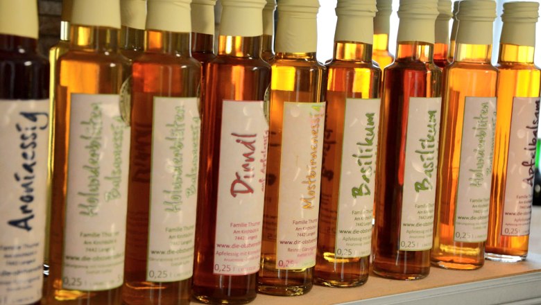 Vinegar, © Gemeinde Schwarzenbach Various bottles of vinegar in a row on a shelf.