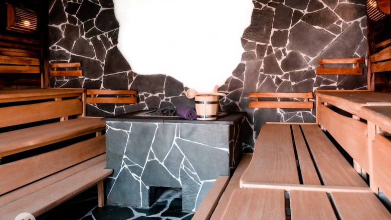 Klammsauna, © TheVerve-Agentur (theverve.at) Innenansicht einer Sauna mit Holzbänken und Steinwänden.