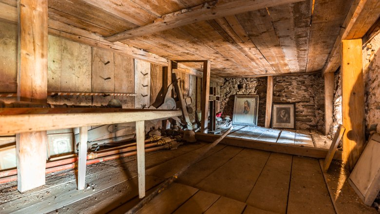 Fortified church Lichtenegg - upper floor, © Wiener Alpen, Christian Kremsl Interior view of the upper floor of the Lichtenegg fortified church with wooden beams and old, dusty pictures.