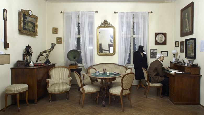 Städtisches Museum Neunkirchen, © Wiener Alpen / Bene Croy Historisches Zimmer im Städtischen Museum Neunkirchen mit antiken Möbeln und Dekorationen.