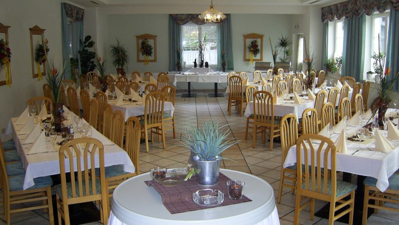 Speisesaal, © Martin Zwinz Eleganter Speisesaal mit gedeckten Tischen und Holzstühlen.