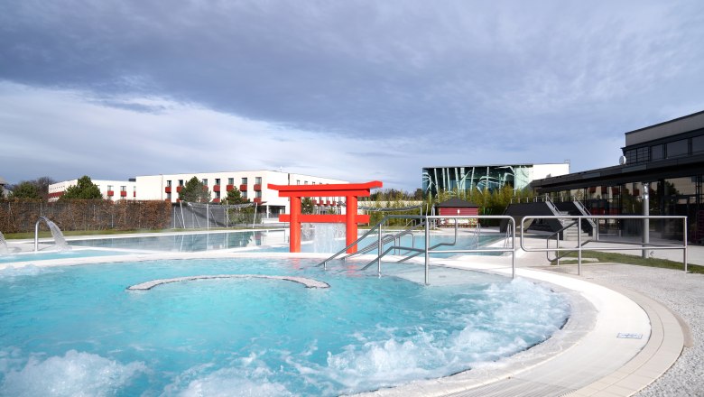 Therme Linsberg Asia, © Linbsberg Asia Außenbereich der Therme Linsberg Asia mit Pool und rotem Torii.