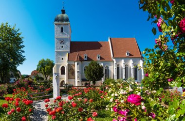 Wehrkirche mit Rosengarten Kirchschlag, © Wiener Alpen, Walter Strobl Wehrkirche mit Rosengarten Kirchschlag, © Wiener Alpen, Walter Strobl