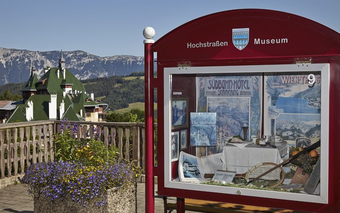 High Road Museum, © Wiener Alpen, Foto: Bene Croy Showcase of the High Road Museum with mountain landscape in the background.