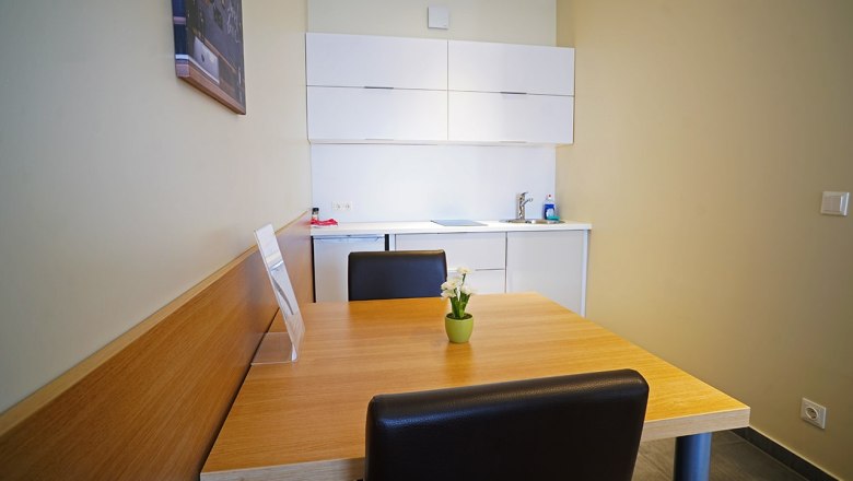 Kitchen with dining area, © Nava Motel Kitchen with dining area, © Nava Motel