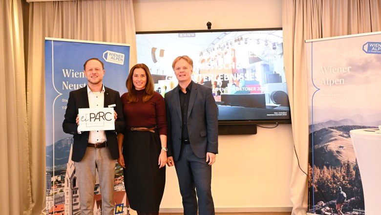 Hoteldirektor Klement Petzner-Gumbo mit den Voragenden im Hotel leParc**** , © Wiener Alpen/Sonja Pohl Hoteldirektor Klement Petzner-Gumbo mit den Voragenden im Hotel leParc**** , © Wiener Alpen/Sonja Pohl