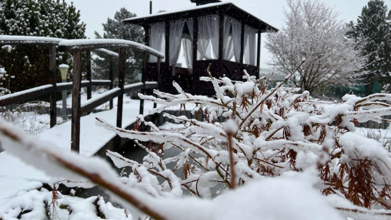 Der verschneite Zen Garten, © Linsberg Asia Verschneiter Zen-Garten mit Holzbrücke und Pavillon im Hintergrund.