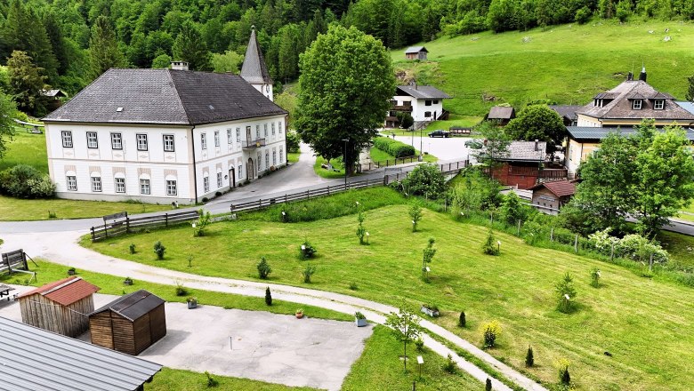Paul Wieland Park, © Rupert Weidhofer Landschaft mit historischem Gebäude, grünen Wiesen und Bäumen.