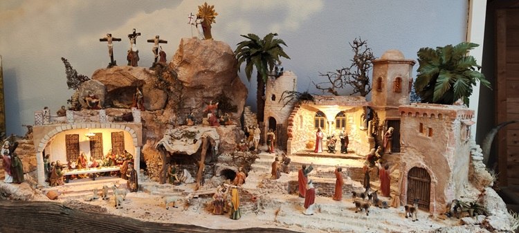 große Passionskrippe, © Wiener Alpen Große Passionskrippe mit biblischen Szenen und Figuren in einer detaillierten Landschaft.