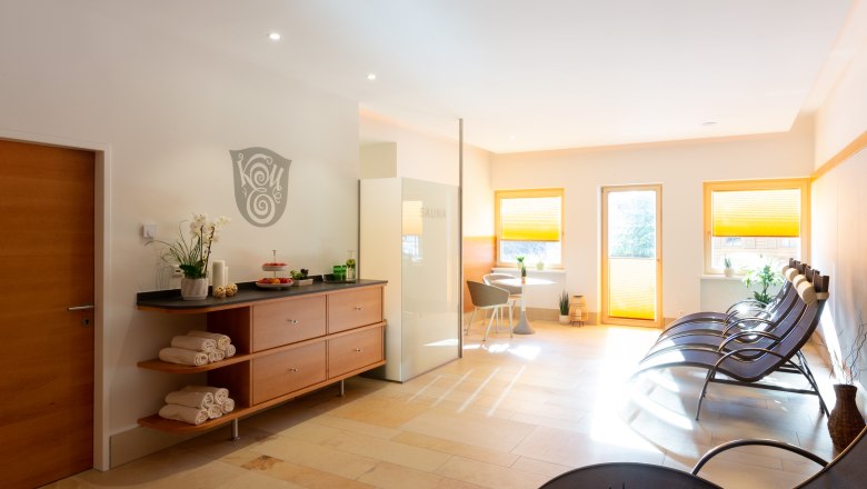 Neuer Wellnessbereich, © Hotel Belvedere/Gregor Hartmann Moderner Wellnessbereich mit Liegestühlen, Sauna und Dekoration.