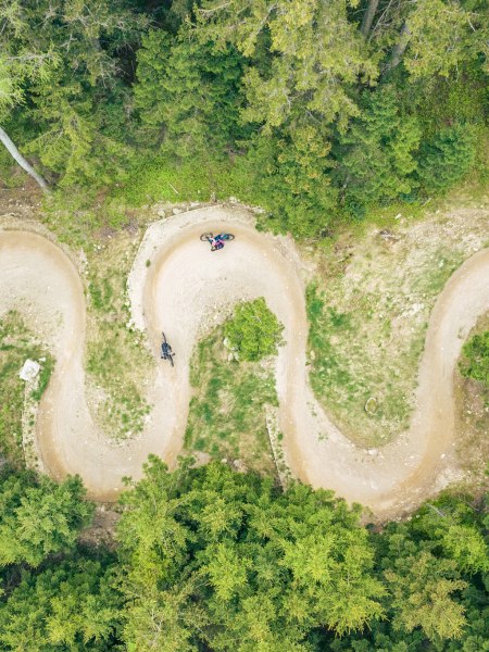 Flowtrail durch den Wald , © Wiener Alpen/Fülöp Trail durch den Wald