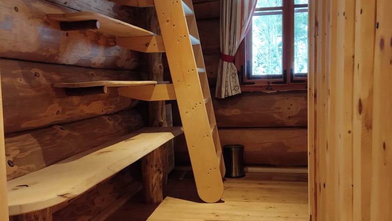 Zimmereingang, © 2021 Maxsam GmbH Holzinterieur mit Leiter und Fenster in einem Raum.