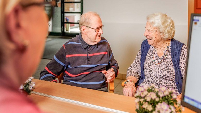 Wohlfühlen in der ÖJAB Waldpension, © ÖJAB Waldpension - Christian Kremsl Zwei ältere Menschen sitzen lächelnd an einem Tisch und unterhalten sich in einem gemütlichen Raum.