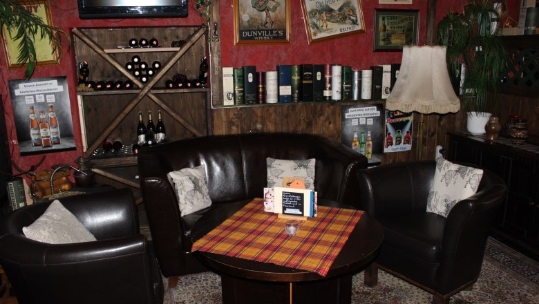 Cozy sitting area, © Mary´s Scottish Coffeepub Cozy seating area with leather armchairs, table and decoration in a rustic room.