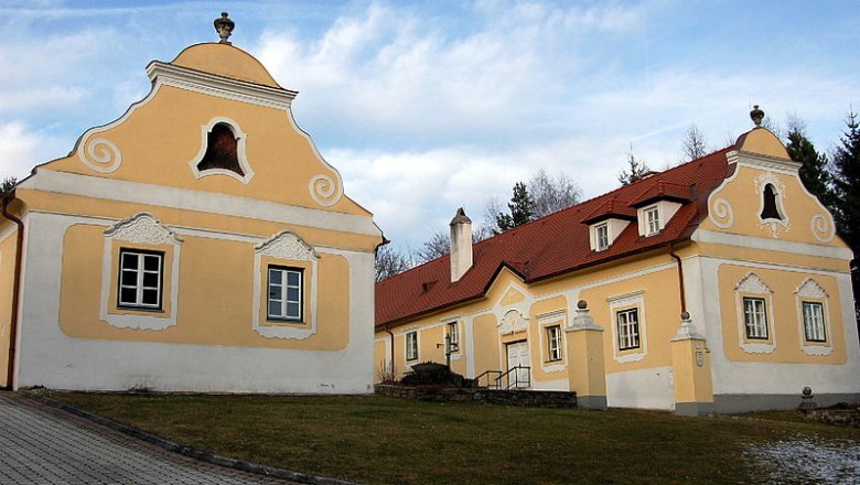 Pfarrhof Krumbach, © gemeinfrei Historischer Pfarrhof Krumbach mit gelben Fassaden und roten Dächern.