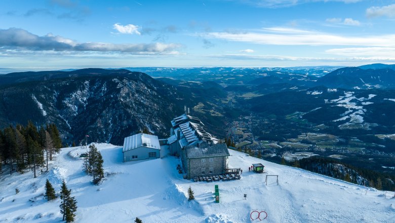 Drone pictures Raxalm-Berggasthof, © KS Content & Marketing Aerial view of the Raxalm mountain inn in winter with snow-covered mountains and valleys in the background.