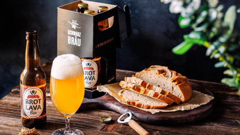 Bread Lava beer, © Koll GmbH A bottle of lava beer next to a filled glass and sliced lava bread on a wooden table.