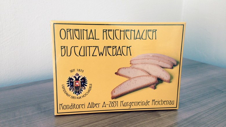 Reichenauer Biscuitzwieback, © Wiener Alpen Verpackung von Reichenauer Biscuitzwieback auf einem Tisch.