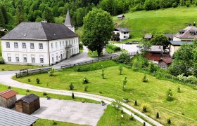 Paul Wieland Park, © Rupert Weidhofer Landschaft mit historischem Gebäude, grünen Wiesen und Bäumen.