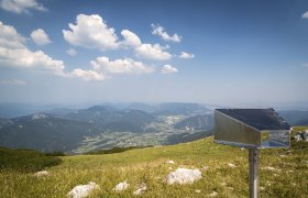 Blickplatz Elisabethkircherl Schneeberg, © Wiener Alpen, Foto: Franz Zwickl Aussicht vom Schneeberg mit Fernrohr und Berglandschaft.