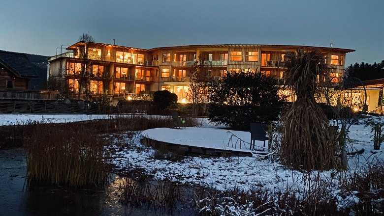 Molzbachhof bei Nacht, © Peter Pichler Beleuchtetes Gebäude bei Nacht mit verschneitem Garten im Vordergrund.