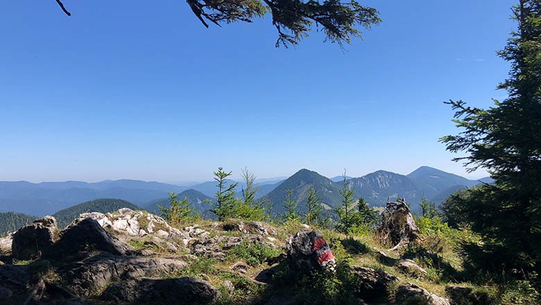 Dry lines, © Angelika Burger Mountain landscape with rocks and trees in the foreground, blue sky in the background.