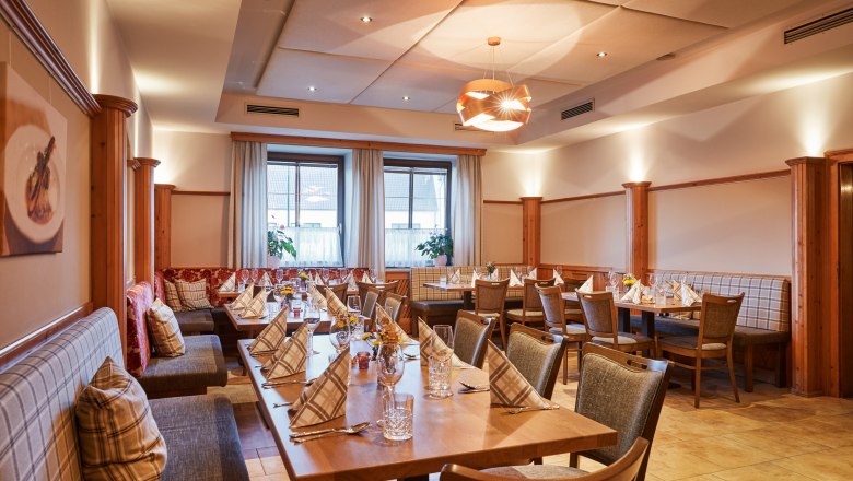 Přívětivá atmosféra k posezení v Lichtenwörthu, © Niederösterreich Werbung/Andreas Hofer Útulná jídelna s prostřenými stoly a dřevěným obložením.