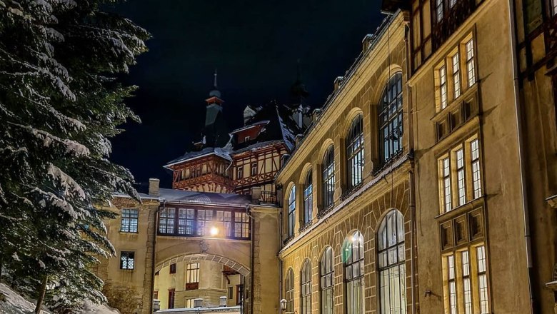 Südbahnhotel im Winter, © Manuela_Fischer_Insta Historisches Gebäude im Winter bei Nacht, beleuchtet mit Schnee bedeckt.