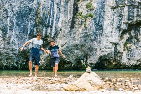 Wildromantisches Naturerlebnis im Höllental , © Wiener Alpen/Fülöp Barfuß durch die Schwarza im Höllental