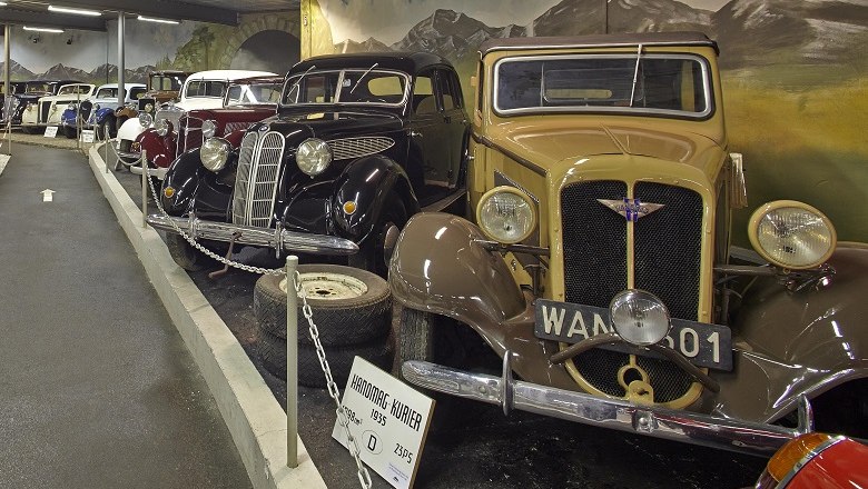 Automobilmuseum, © Bene Croy Reihe von Oldtimern in einem Automobilmuseum.