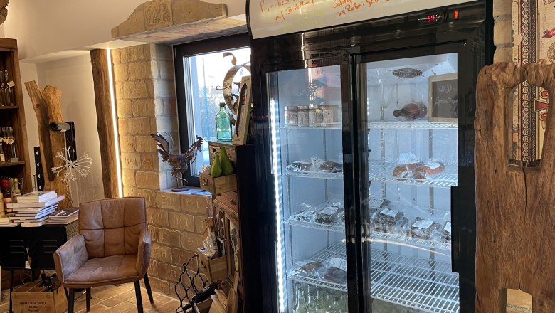 Dekostadl Pernitz, © Wiener Alpen/Katharina Lechner Innenansicht eines Ladens mit Kühlschrank, Stuhl und Dekorationen.