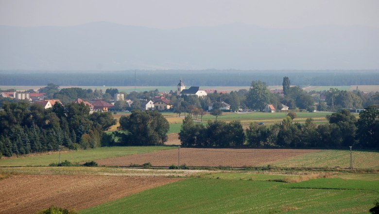 Weikersdorf am Steinfelde, © Wolfgang Glock Landschaft mit Feldern und Dorf im Hintergrund, Weikersdorf am Steinfelde.